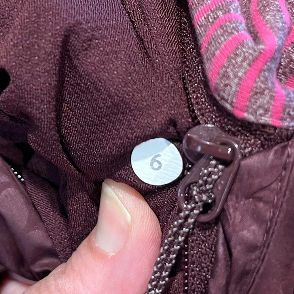 ❣️LULULEMON - Burgundy Rebel Runner Vest - Size 6 - Picture 2 of 10